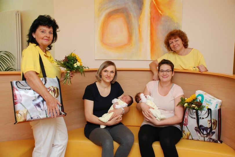 Anika Mahl mit Baby Kathleen (l.) sowie Roxana Mittelstädt mit Baby Mariella. Foto: Yvonne Zass