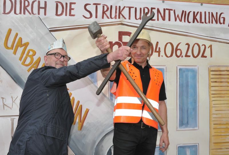 Der Intendant der neuen Bühne Senftenberg, Manuel Soubeyrand (li.) un der Technische Direktor Axel Tonn (rr.) können es kaum erwarten, dass die Arbeiten am Werkstattgebäude starten. Foto: Peter Aswendt