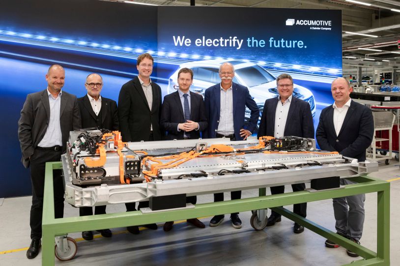 Daimler-Tochter Accumotive verdoppelt die Beschäftigungszahl auf rund 1.000 Mitarbeiter: Gemeinsamer Werksrundgang in Kamenz mit Michael Kretschmer (4.v.l.), Ministerpräsident Sachsen, Roland Dantz (2.v.l.), Oberbürgermeister der Stadt Kamenz, Dieter Zetsche (3.v.r.), Vorstandsvorsitzender der Daimler AG und Leiter Mercedes-Benz Cars, Ola Källenius (3.v.l.), im Daimler-Vorstand verantwortlich für Konzernforschung und Entwicklung Mercedes-Benz Cars, Jörg Burzer (l.), Leiter Qualitätsmanagement Mercedes-Benz Cars, Frank Deiß (2.v.r.), Leiter Produktion Powertrain Mercedes-Benz Cars, Heiko Steinmetz (r.), Geschäftsführer Accumotive. Im Vordergrund ist eine Batterie für den EQC (Stromverbrauch kombiniert: 22,2 kWh/100 km; CO2-Emissionen kombiniert: 0 g/km, Angaben vorläufig). Der EQC ist das erste Mercedes-Benz Elektrofahrzeug der Produkt- und Technologiemarke EQ. Die Batterie für den EQC, der im Frühjahr 2019 im Mercedes-Benz Werk Bremen vom Band läuft, wird in Kamenz produziert. Foto: Daimler Communications
