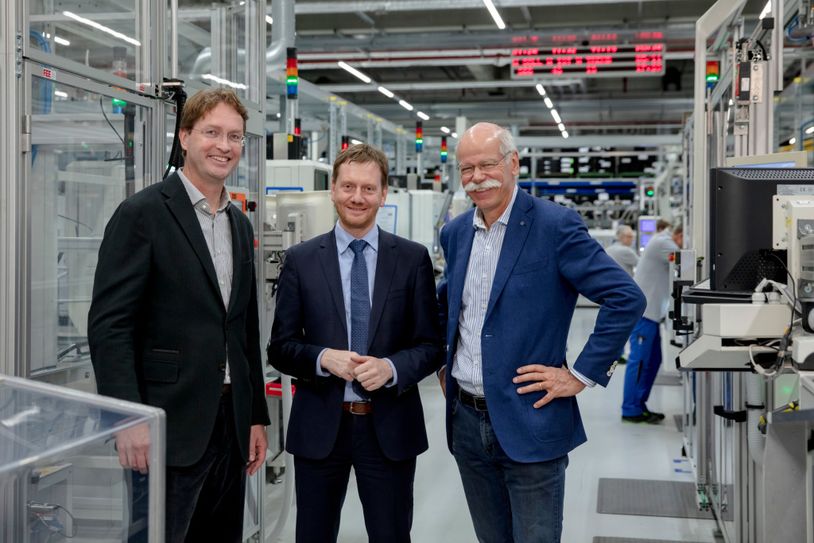 Daimler-Tochter Accumotive verdoppelt die Beschäftigungszahl auf rund 1.000 Mitarbeiter (v.l.n.r.): Ola Källenius, im Daimler-Vorstand verantwortlich für Konzernforschung und Entwicklung, Michael Kretschmer, Ministerpräsident Sachsen, Dieter Zetsche, Vorstandsvorsitzender der Daimler AG und Leiter Mercedes-Benz Cars, in der Batterieproduktion bei der Accumotive in Kamenz.
