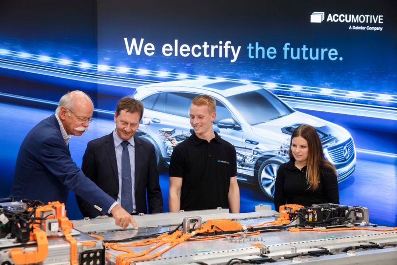Daimler-Tochter Accumotive verdoppelt die Beschäftigungszahl auf rund 1.000 Mitarbeiter: Bei einem Besuch im Werk in Kamenz erhielt Michael Kretschmer (2.v.l.), Ministerpräsident Sachsen, Einblicke in die Elektro-Strategie von Mercedes-Benz Cars sowie eine Übersicht in den aktuellen Fortschritt am Standort Kamenz. Dieter Zetsche (l.), Vorstandsvorsitzender der Daimler AG und Leiter Mercedes-Benz Cars zusammen mit Michael Kretschmer und zwei Auszubildenden (r.) vor einer Batterie für den EQC (Stromverbrauch kombiniert: 22,2 kWh/100 km; CO2-Emissionen kombiniert: 0 g/km, Angaben vorläufig). Die Batterie für den EQC, der im Frühjahr 2019 im Mercedes-Benz Werk Bremen vom Band läuft, wird in Kamenz produziert.