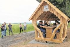 Der Heimat- und Feuerwehrverein Burkhardswalde hat jetzt eine überdachte Sitzgelegenheit am Wanderpfad zwischen Burkhardswalde und Obermunzig errichtet.  Foto: Heimatverein