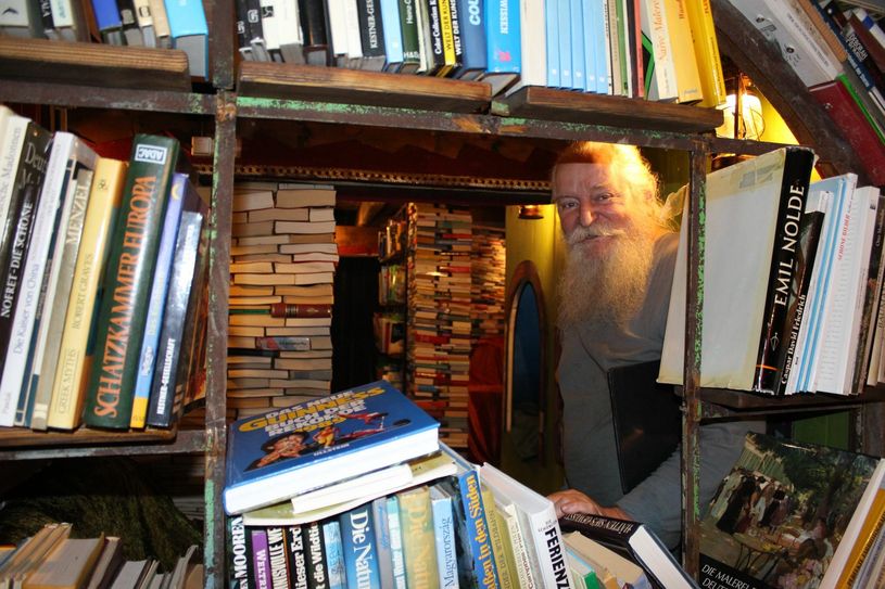 Turisede-Chef Jürgen Bergmann in der neuen Bibliothek im Turihallum. Foto: T. Keil