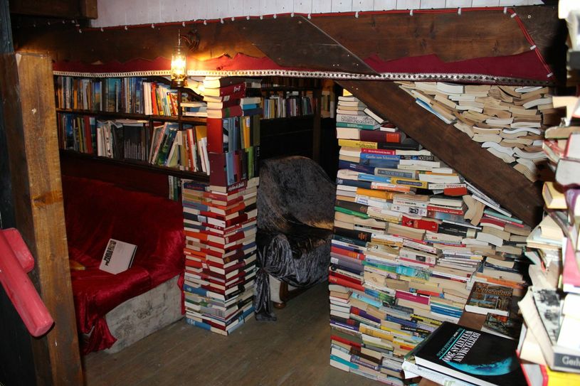 Hier bestehen sogar die Wände aus Büchern. Foto: T. Keil
