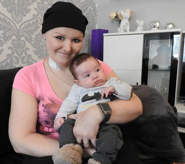 Vicky mit ihrem Sonnenschein Niko. Wer der jungen Mama helfen will, sollte sich an der DKMS-Typisierungsaktion am 14. April im Hygiene Museum beteiligen. Foto: Pönisch