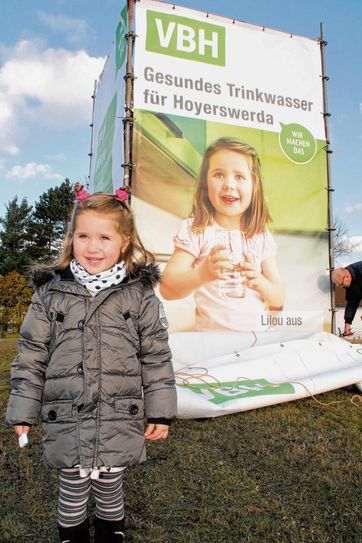 Mit der VBH und gesundem Trinkwasser groß werden - dieser Slogan des Hoyerswerdaer Versorgers hat seit wenigen Tagen nun auch ein reales Gesicht. Die kleine Lilou aus Bröthen wirbt lächelnd von Bannern und Flyern für ein Gut, dass laut VBH-Chef Steffen Grigas jederzeit, ausreichend, sauber und bedenkenlos konsumiert werden kann: heimisches Trinkwasser.