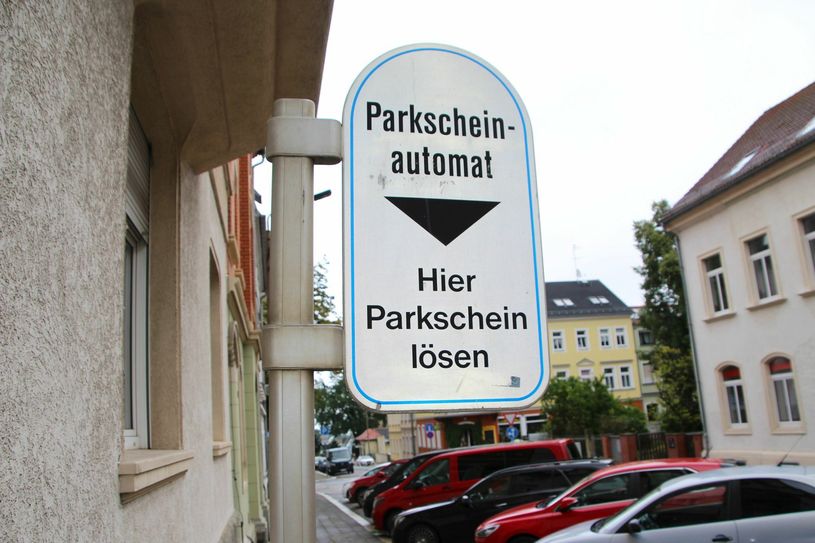 Wie hier an der John-Scheer-Straße kann man bis Anfang Oktober auch an 13 weiteren Stellen, an denen man sonst einen Parkschein bezahlen musste, kostenfrei und zeitlich unbegrenzt halten. Die Parkscheinautomaten werden erneuert und an die neuen Gebührenordnung angepasst. 	Foto: Farrar