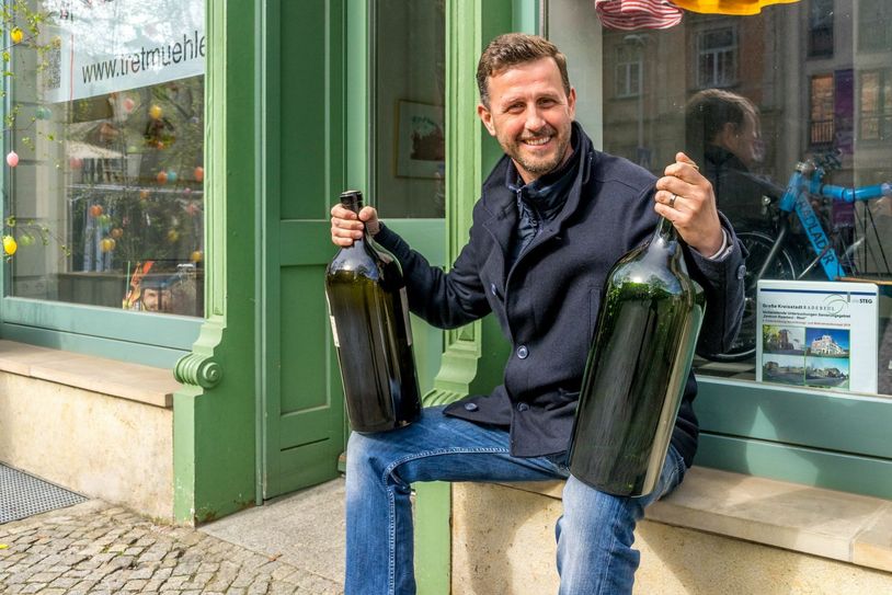 Jens Pietzonka testet den Pop up-Store auf der Bahnhpofstraße ab 4. Mai bis 1. Juni jeweils freitags und samstags. Foto: Ulrich van Stipriaan