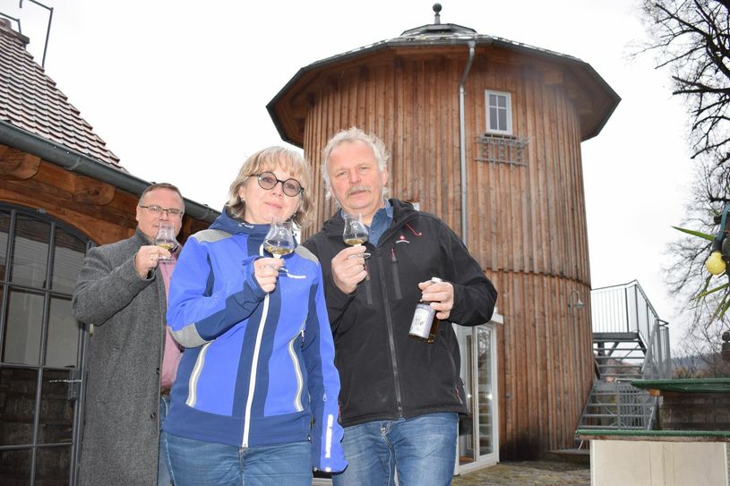 Ramona und Steffen Linder (vorn) freuen sich auf viele Übernachtungsgäste im Wasserturm. Auch der Bürgermeister Jens Zeiler ist froh, engagierte Personen im Ort zu haben, die dieses Projekt realisieren. Foto: spa