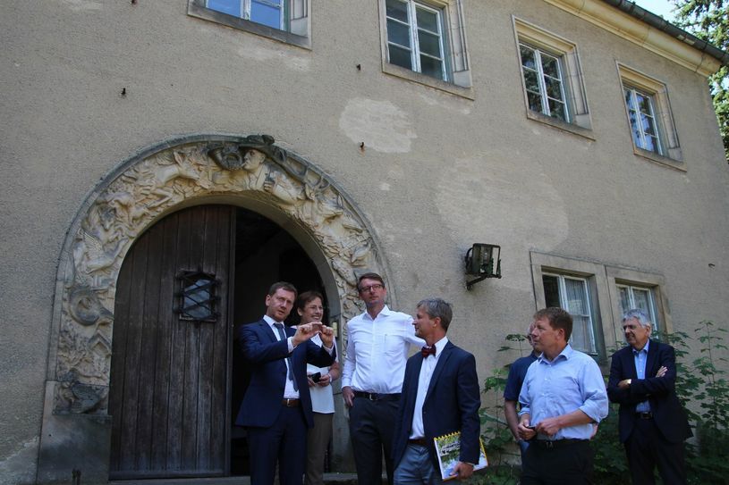 Michael Kretschmer zusammen mit Patricia Lips und Roland Wöller am Eingang des Neuen Jägerhauses.