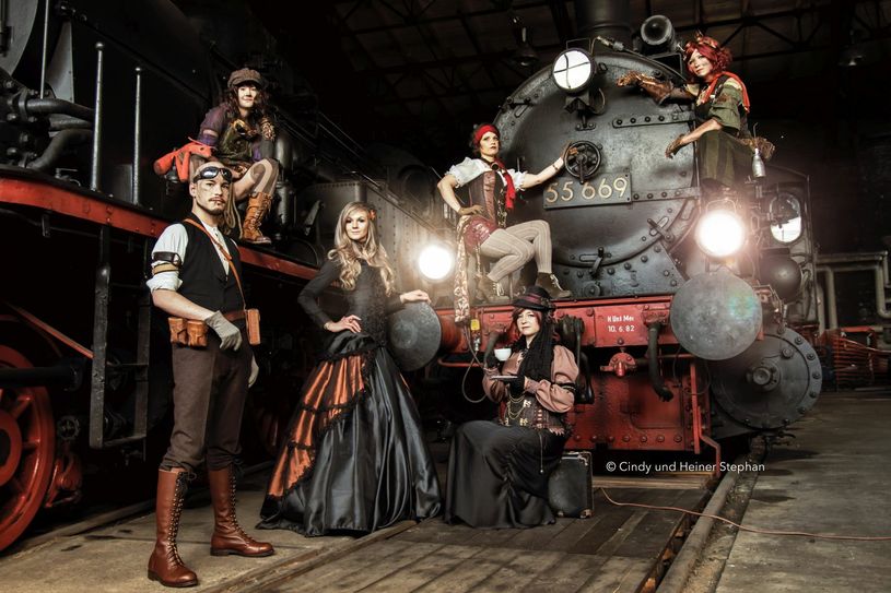 Steampunks im Eisenbahndepot. Foto: Cindy und Heiner Stephan