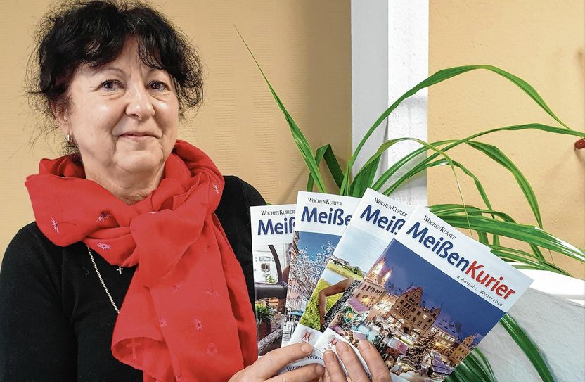 Verkaufs-Bereichsleiterin Kerstin Baumert mit Ausgaben des MeißenKurier. Foto: WochenKurier