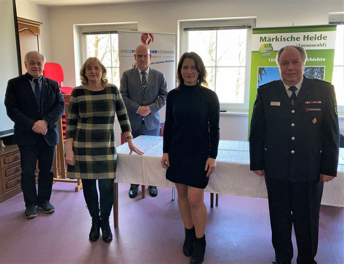 Die Kooperationspartner haben das Projekt Wahlpflichtfach Feuerwehrunterricht gestartet (vo.li.na.re.): Bernd Boschan (Amtsdirektor Amt Lieberose/Oberspreewald), Rica Otto (Schulleiterin Ludwig Leichhardt Oberschule Goyatz), Stephan Loge (Landrat Landkreis Dahme-Spreewald), Katharina Magoltz (Amtsleiterin Ordnungsamt, Märkische Heide) und Peter Rublack (Vorsitzender Kreisfeuerwehrverband Landkreises Dahme-Spreewald).