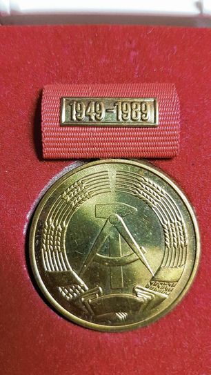 Ehrenmedaille 40 Jahre DDR aus eigenem Bestand.Foto: Lew.