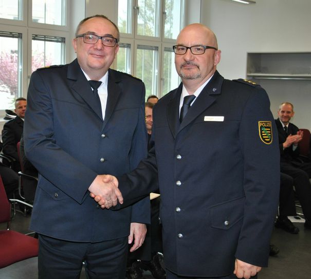 Polizeidirektor Holger Löwe verabschiedet sich im Namen der Polizeidirektion Görlitz von Polizeipräsident Conny Stiehl. Foto: Polizei