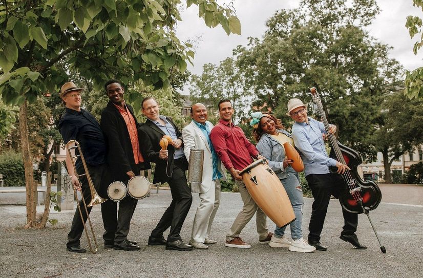 Die Salsa-Band Orquesta Salsacional lädt am Samstag auf den Neumarkt ein.
