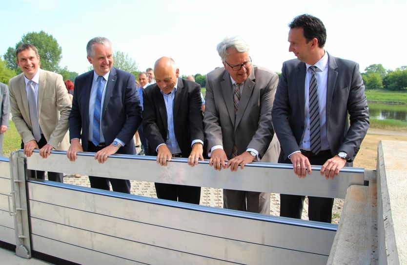 Eckehard Bielitz, Betriebsleiter Oberes Elbtal, Umweltminister Thomas Schmidt, Heinz Gräfe, Landestalsperrenverwaltung Sachsen, Geert Mackenroth (LT) und Oberbürgermeister Marco Müller (v.l.) fügen probeweise die letzte Alu-Bohle in die Deichscharte an der Kirchstraße ein. Fotos: Farrar