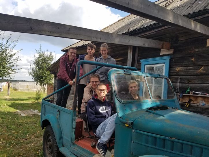 Deutsche und weißrussische Jugendliche im vorigen Jahr im Jugendlager, wo Spaß nicht zu kurz kam. Foto: privat