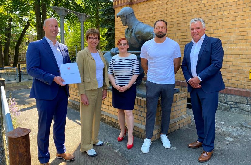 Lauchhammers Bürgermeister Mirko Buhr (links) nahm den Zuwendungsbescheid von Ministerin Kathrin Schneider (2. v.l.) in Höhe von 109.800 Euro dankend entgegen.