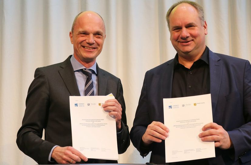 Dirk Hilbert (re.) unterzeichnete eine Absichtserklärung zur Einrichtung von Familienschulzentren mit dem Geschäftsführer der Wübben Stiftung, Dr. Markus Warnke.