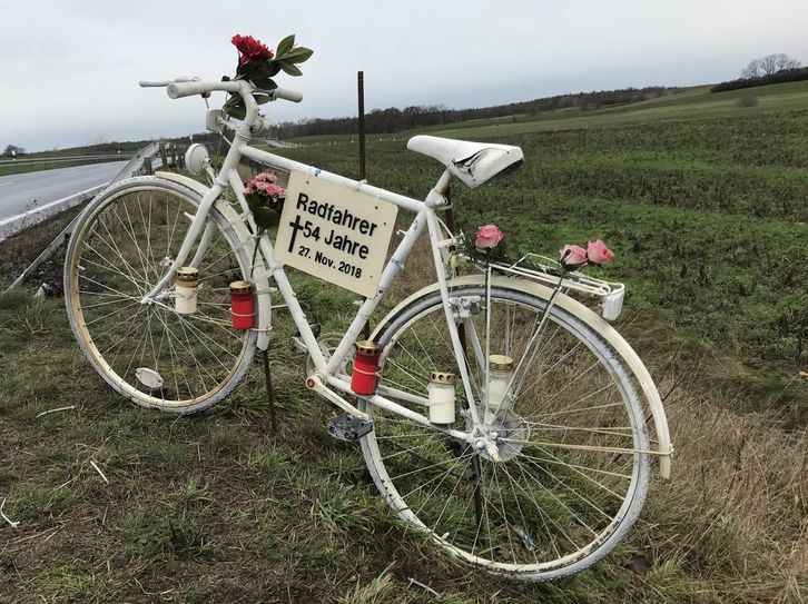 Ein weißes Rad mahnt an den tödlichen Unfall auf der S81 Ende November 2018. Foto: Schramm