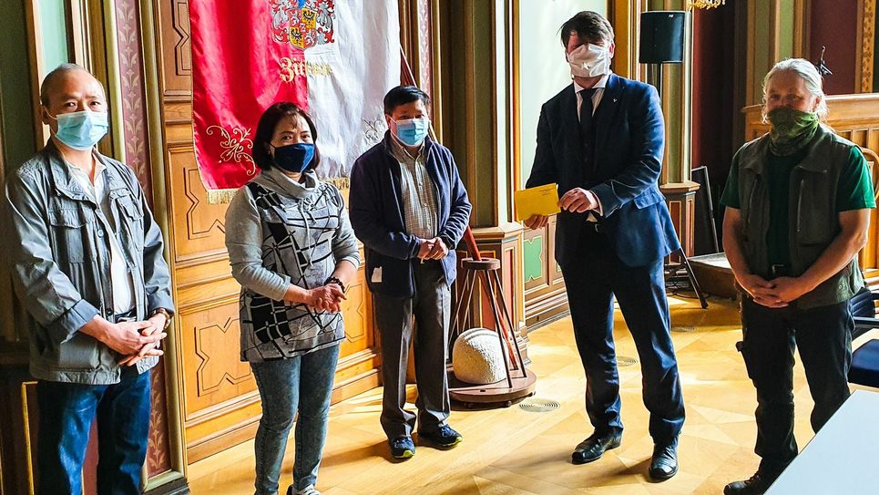 Andreas Stegemann, Technischer Direktor des Tierpark Zittau, Thomas Zenker, Oberbürgermeister der Stadt Zittau, Mai Le Thanh, Vorsitzender des Vietnamesischen Kulturvereins Löbau-Zittau, Tram Tran Thi, Vereinsmitglied, und Dinh Le Cong Stellvertretender Vorsitzender (v.r.n.l.). Foto: Stadtverwaltung Zittau