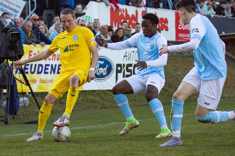 Die Kameras sowie die Zuschauer schauen gespannt auf die Aktionen der Spieler.