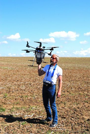 Die Larven der Schlupfwespe werden in Papierkugeln verpackt von der Drohne des Dresdner Herstellers und Dienstleisters Hexapilots aufs Feld ausgebracht. Fotos: Eckardt