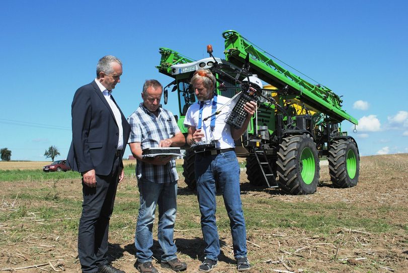 Was Minister Thomas Schmidt theoretisch kennt, führen Jörg Weinhold und Dr. Axel Weckschmied praktisch vor: die Kombination von chemischer und biologischer Schädlingsbekämpfung.