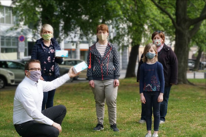 Masken und finanzielle Hilfe für den Riesaer Kinderschutzbund vom Rotary Club. Foto: Privat