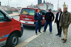Helfer machen sich bereit für den nächsten Transport.
