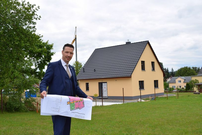 Auf dem Gelände am Wiesenweg kann es bald losgehen. Im Spätsommer rücken Bagger an, damit die Grundstücke besser angeschlossen sind. Interessierte Bauherren können sich direkt an Bürgermeister Michael Herfort wenden. Foto: Sandro Paufler