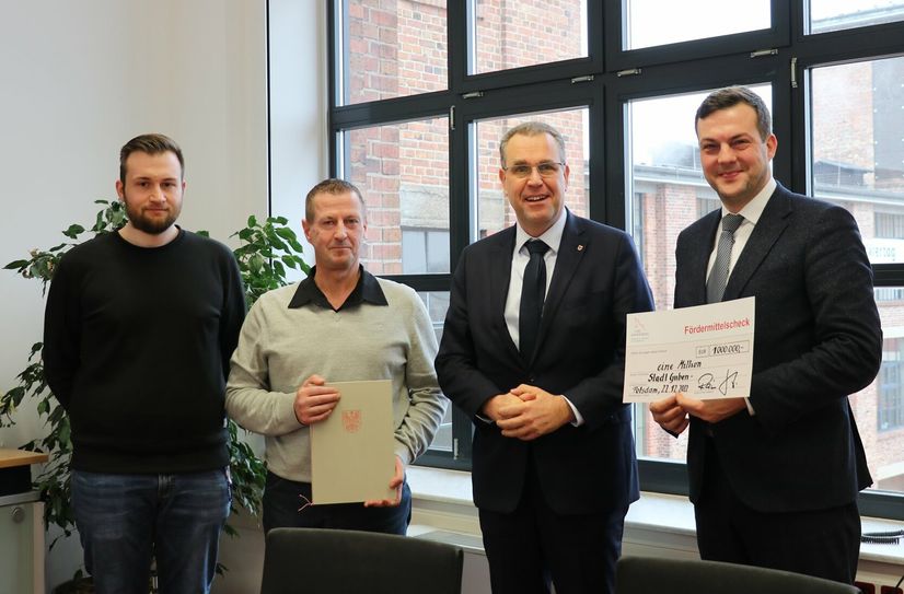 Staatssekretär Rainer Genilke (3.v.l.) überreichte in Guben Zuwendungsbescheide an den Fachbereichsleiter für Bau- und Instandhaltungsmanagement der Stadt Guben, Sven Rogosky (2 v.l.), den Geschäftsführer der Wohnungsgesellschaft, Dr. Martin Reiher (r.), sowie Max Schumann (l.) aus dem Bereich Stadtplanungn.