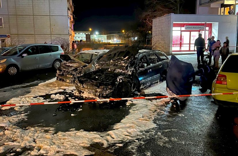 Am Neujahrsmorgen standen mehrere Fahrzeuge in Dresden-Prohlis in Flammen.