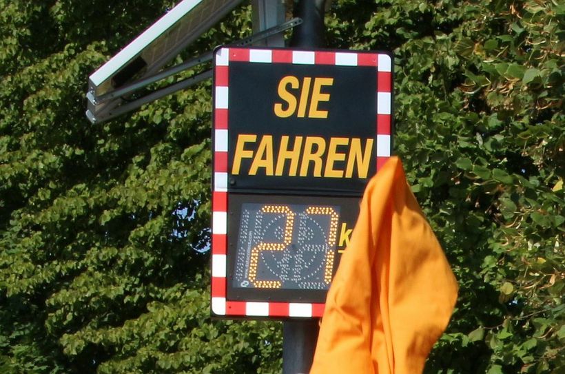 Gleich das erste Auto, nachdem die Anzeigetafel an dcer Kita »Am Park« enthüllt wurde, hatte die Geschwindigkeit eingehalten. 	          Foto: Farrar