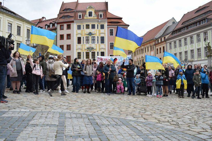 Circa 150 Menschen haben sich auf dem Bautzener Hauptmarkt versammelt.