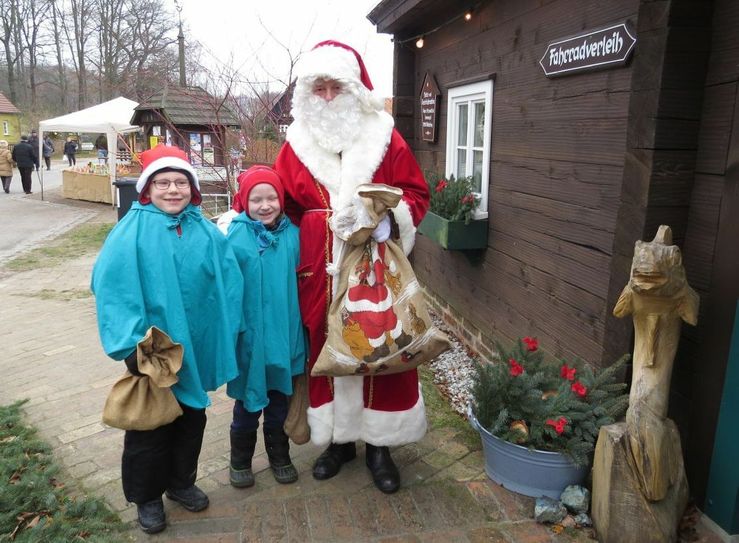 Der Weihnachtsmann mit seinen Wichteln. Foto: Erlichthof