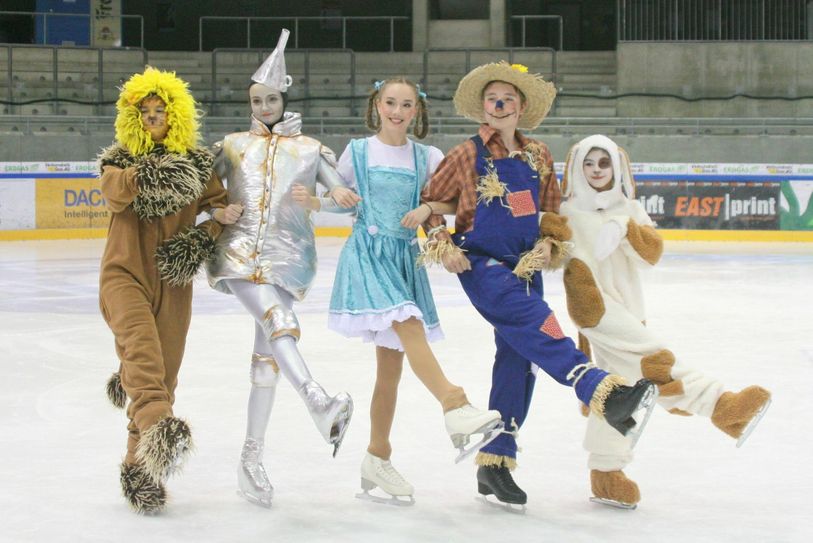 Die Hauptdarsteller des diesjährigen Eismärchens: in der Mitte Dorothy (Tina Helleken) und rechts ihr Hund Toto (Evelyn Müller). Foto: Manu/Verein