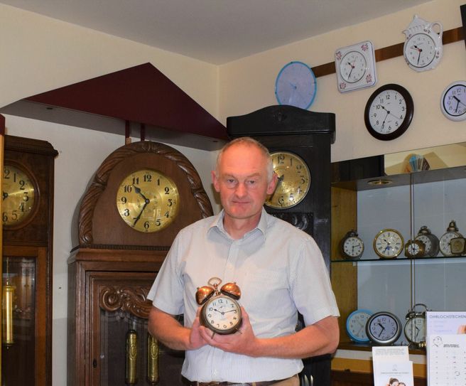 Carsten Handrick führt den Uhrmacherbetrieb in Spremberg bereits in dritter Generation. Foto: asl