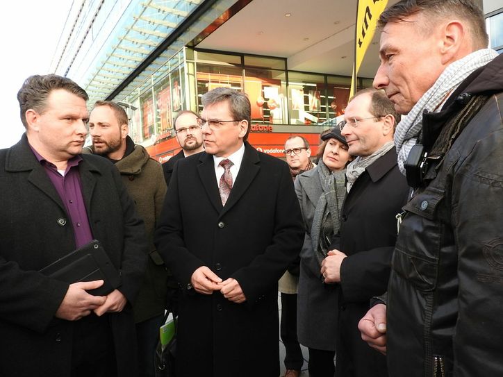 Christian Hartmann, Frank Kupfer, Innenminister Markus Ulbig  (v.l.)vor Ort am Wiener Platz.