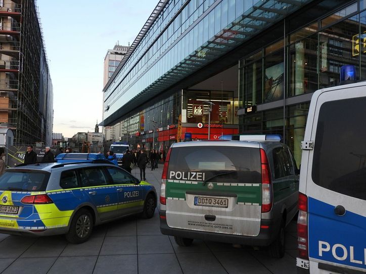 Razzia mit einem Großaufgebot an Polizei noch während der Vor-Ort-Begehung gestern Nachmittag. Fotos. Pönisch