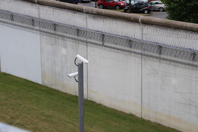 Die Mauer der JVA ist gut sechs Meter hoch und 1.200 Meter lang.