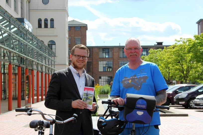 Angekommen in Guben: Eine seiner letzten Stationen auf seiner über 3.000 Kilometer langen Tour führte Oliver Trelenberg (rechts) an den Zielort Guben. Am Rathaus wurde er von Stefan Müller. dem Fachbereichsleiter für Schulen und Soziales, freundlich empfangen. „Oli“ lobte vor allem die hervorragenden Radwege rund um die Neißestadt. Foto: B. Schulz