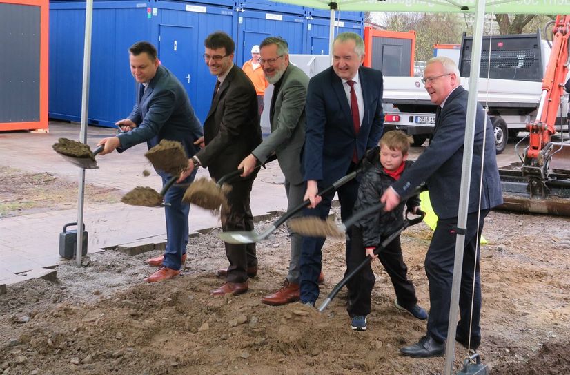 Regen, Sektempfang, Begrüßungsworte, Übergabe des Fördermittelbescheides, Spatenstich – so begann am Freitag die Tour von Sachsens Staatsministers Thomas Schmidt, der drei Fördermittelbescheide für Strukturwandelprojekte übergab. Erste Station war das Lausitzbad in Hoyerswerda.