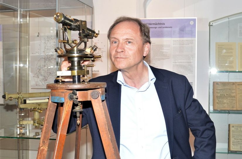 Wolfram Dolz, der Oberkustos des Mathematisch-Physikalischen Salons der Staatlichen Kunstsammlungen Dresden an einem Theodolit in der Sonderausstellung »Das Maß der Dinge - Die Großenhainer Grundlinie« im Museum »Alte Lateinschule«.