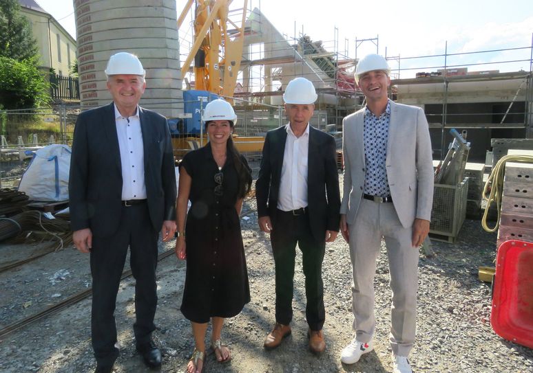 Staatsminister Thomas Schmidt, Landtagskandidatin Elaine Jentsch, Landtagsabgeordneter Aloysius Mikwauschk und Bürgermeister Tobias Liebschner auf der Baustelle des neuen Gemeindeamtes der Gemeinde Haselbachtal (v.l.n.r.).
