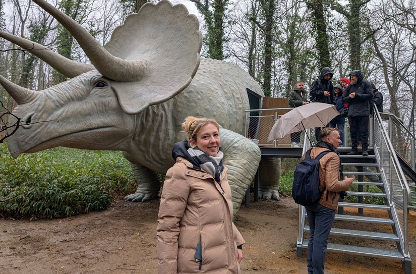 Bianca Penther ist für das operative Geschäft im Saurierpark zuständig. Sie steht hier vor dem begehbaren Triceratops.