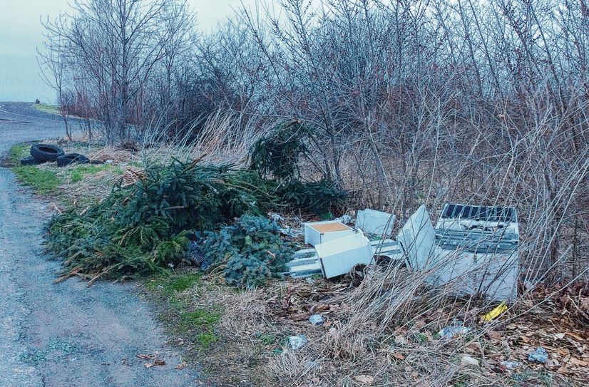Wilde Mülldeponie am Straßenrand hat weiter zugenommen.