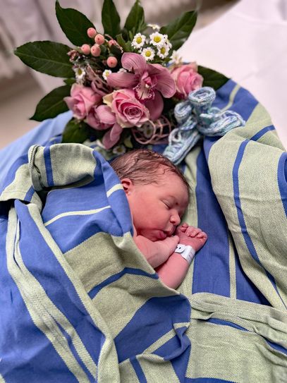 Der kleine Theo ist das Neujahrsbaby im St. Joseph-Stift Dresden. Er erblickte am 1.1.2025 um 7.22 Uhr das Licht der Welt.