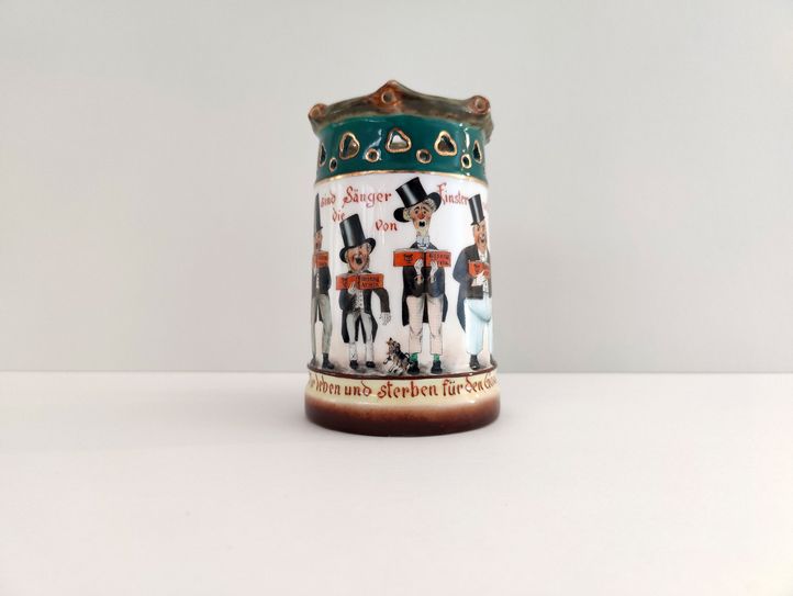 Krug mit Sängermotiv und Liedzeile aus der aktuellen Sonderausstellung zum 125. Geburtstag des Sängerliedes im Sänger- und Kaufmannsmuseum Finsterwalde.